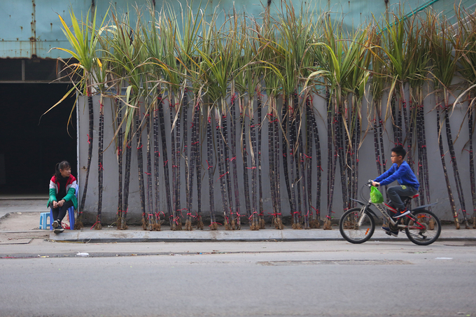 Những người mưu sinh trên phố Hà Nội chiều tối 30 Tết